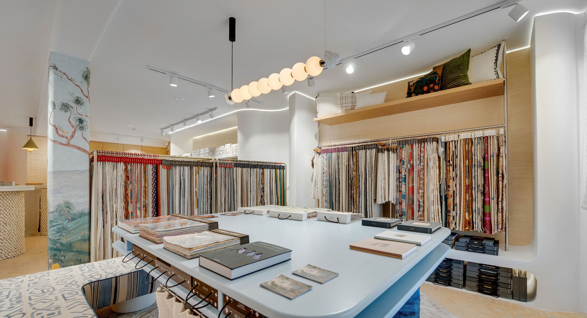 https://www.barreirosebarreiros.com/wp-content/uploads/2025/08/barreiros-e-barreiros-showrooms-showroom-algarve-galeria-05.jpg